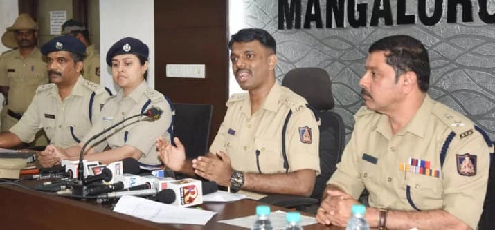 ಕಳೆದುಕೊಂಡ 233 ಮೊಬೈಲ್ ಫೋನ್ ಗಳನ್ನು CEIR Portal ಮುಖಾಂತರ ಪತ್ತೆಹಚ್ಚಿ ವಾರಸುದಾರರಿಗೆ ಹಿಂತಿರುಗಿಸಿದ ಪೊಲೀಸರು..!