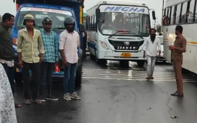 ಟಿವಿಎಸ್​ಗೆ ಟಿಪ್ಪರ್ ಲಾರಿ ಡಿಕ್ಕಿ ಹೊಡೆದು ಸ್ಥಳದಲ್ಲೇ ಪ್ರಾಣಬಿಟ್ಟ ತಾತ, ಮೊಮ್ಮಗ