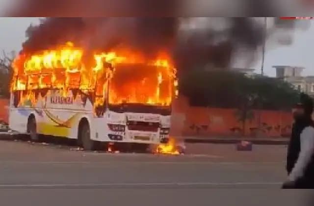 ಕುಂಭಮೇಳಕ್ಕೆ ತೆರಳುತ್ತಿದ್ದ ಬಸ್ ಗೆ ಬೆಂಕಿ : ಓರ್ವ ಪ್ರಯಾಣಿಕ ಸಜೀವ ದಹನ