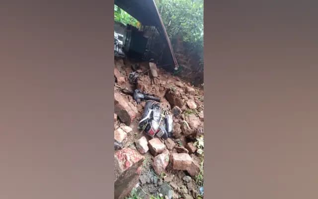ಉಡುಪಿ: ಧಾರಾಕಾರ ಮಳೆಗೆ ಆವರಣ ಗೋಡೆ ಕುಸಿದು 3 ದ್ವಿಚಕ್ರ ವಾಹನ ಜಖಂ