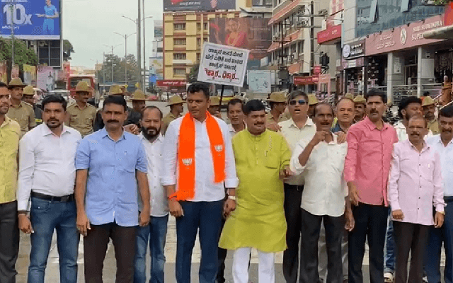 ಮಂಗಳೂರು: ತೈಲ ಬೆಲೆ ಏರಿಕೆ ಖಂಡಿಸಿ ರಾಜ್ಯ ಸರ್ಕಾರದ ವಿರುದ್ಧ ಬಿಜೆಪಿ ಪ್ರತಿಭಟನೆ