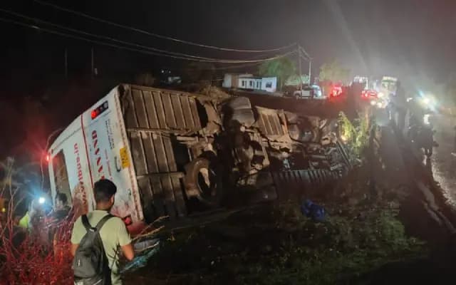 ಯಾದಗಿರಿ: ಖಾಸಗಿ ಬಸ್ ಪಲ್ಟಿಯಾಗಿ ಇಬ್ಬರು ಪ್ರಯಾಣಿಕರು ಸಾವು