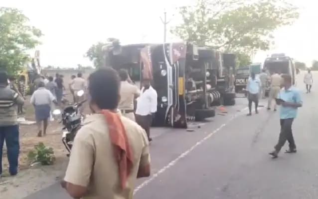 ಬೆಳ್ಳಂಬೆಳಗ್ಗೆ ಅಪಘಾತ : ಬಸ್‌ ಪಲ್ಟಿ ಹೊಡೆದು ಇಬ್ಬರು ಮಹಿಳೆಯರು ಸಾವು, ಹಲವರಿಗೆ ಗಾಯ