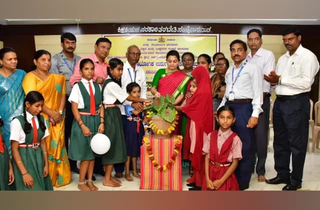 ಮಕ್ಕಳಿಗೆ ಪಾಠ ಮಾಡುವ ಮೂಲಕ ಶಾಲಾ ಪ್ರಾರಂಭೋತ್ಸವಕ್ಕೆ ಚಾಲನೆ ನೀಡಿದ ಜಿಲ್ಲಾಧಿಕಾರಿ