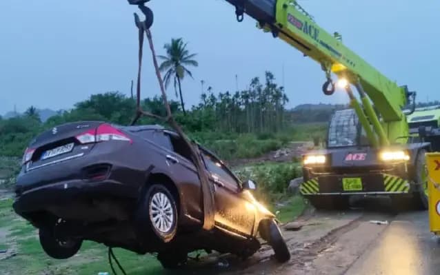 ರಾಷ್ಟ್ರೀಯ ಹೆದ್ದಾರಿಯ ಡಿವೈಡರ್​ಗೆ ಕಾರು ಡಿಕ್ಕಿ : ಮಗು ಸೇರಿ ಇಬ್ಬರು ಸ್ಥಳದಲ್ಲೇ ಸಾವು