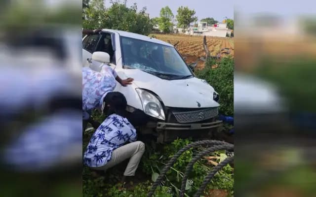 ವಿದ್ಯುತ್ ಕಂಬಕ್ಕೆ ಡಿಕ್ಕಿ ಹೊಡೆದ ಕಾರು: ಪ್ರಯಾಣಿಕರು ಪಾರು
