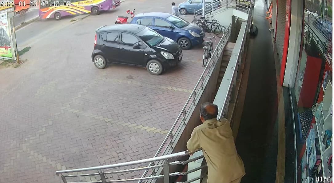 ಕುಂದಾಪುರ: ಡ್ರೈವರ್ ಇಲ್ಲದೆ ಚಲಿಸಿದ ಖಾಸಗಿ ಬಸ್, ನಿಂತಿದ್ದ ಕಾರಿಗೆ ಢಿಕ್ಕಿ