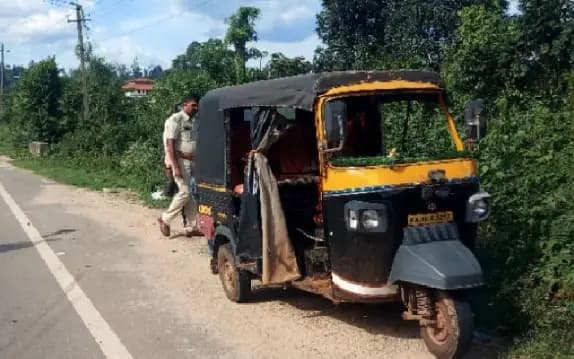 ನಿಯಂತ್ರಣ ತಪ್ಪಿ ಏಕಾಏಕಿ ಆಟೋ ಪಲ್ಟಿ: ಚಾಲಕ ದಾರುಣ ಸಾವು