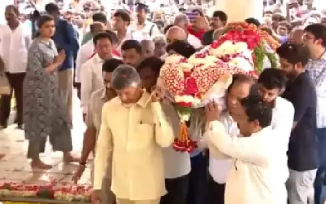 ರಾಮೋಜಿ ರಾವ್ ಪಾರ್ಥಿವ ಶರೀರಕ್ಕೆ ಹೆಗಲು ಕೊಟ್ಟ ಚಂದ್ರಬಾಬು ನಾಯ್ಡು