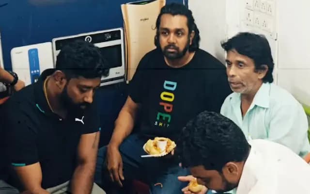 ರೋಡ್ ಸೈಡ್‌ನಲ್ಲಿ ಸ್ನೇಹಿತರ ಜೊತೆ ನಿಂತು ಚಾಟ್ಸ್ ಸವಿದ ಆ್ಯಕ್ಷನ್ ಪ್ರಿನ್ಸ್