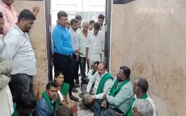 ನ್ಯಾಯ ಕೇಳಲು ಬಂದ ರೈತರ ಮೇಲೆ ಹಲ್ಲೆ, ದಮ್ಕಿ : ರೈತರ ದಿಢೀರ್ ಪ್ರತಿಭಟನೆ