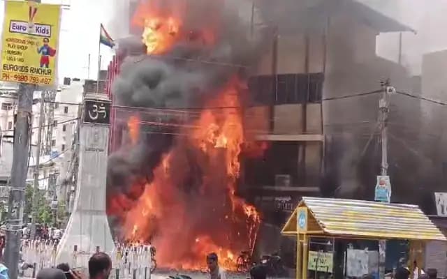 ಎಲೆಕ್ಟ್ರಿಕ್‌ ಚಾರ್ಜಿಂಗ್ ಬ್ಯಾಟರಿ ಅಂಗಡಿಗೆ ಬೆಂಕಿ: ವಸ್ತುಗಳು ಸುಟ್ಟು ಭಸ್ಮ