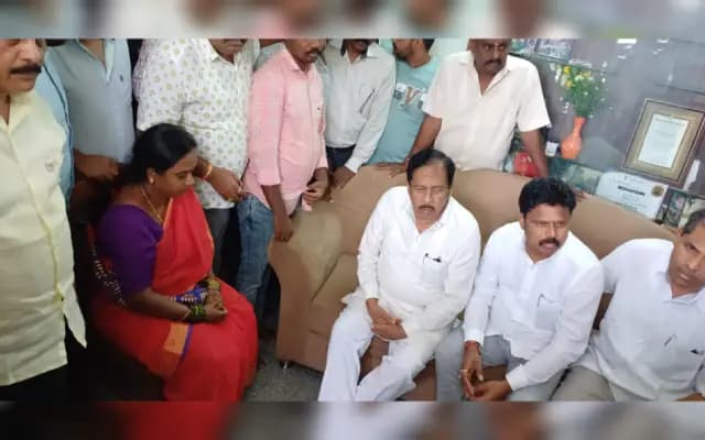 ಅಧೀಕ್ಷಕ ಚಂದ್ರಶೇಖರ್ ಆತ್ಮಹತ್ಯೆ: ಕುಟುಂಬಕ್ಕೆ ಸಾಂತ್ವಾನ‌ ಹೇಳಿದ ಗೃಹಸಚಿವ ಡಾ.ಜಿ.ಪರಮೇಶ್ವರ್