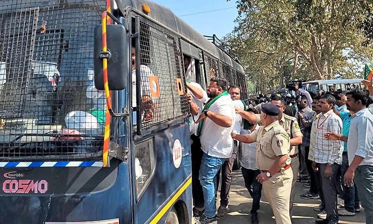 ರಾಜ್ಯ ಸರ್ಕಾರದ ವಿರುದ್ದ ಪ್ರತಿಭಟನೆ ನಡೆಸಿದ ಬಿಜೆಪಿ ನಾಯಕರು ಪೊಲೀಸರ ವಶಕ್ಕೆ!