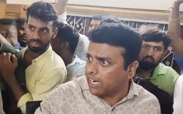ಶಾಸಕ ಹರೀಶ್ ಪೂಂಜಾ ಮನೆಗೆ ಬಂದ ಪೊಲೀಸ್ ಆನಂದ್; ಮನೆಯಿಂದ ಹೊರಗೆ ಹೋಗು ಅಂದ ಪೂಂಜಾ