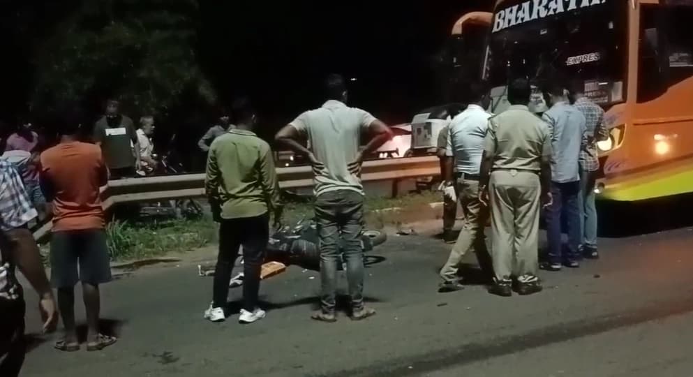 ಅಂಬಾಗಿಲು: ಬೈಕ್ ಗೆ ಖಾಸಗಿ ಬಸ್ ಡಿಕ್ಕಿ; ಸವಾರ ಸ್ಥಳದಲ್ಲೇ ಮೃತ್ಯು