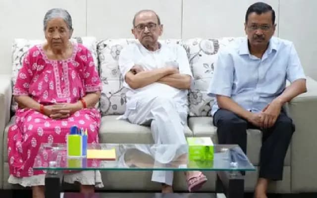 ನಿಮ್ಮ ದ್ವೇಷವೇನಿದ್ದರೂ ನನ್ನ ಮೇಲೆ, ನನ್ನ ಪೋಷಕರನ್ನು ಎಳೆಯಬೇಡಿ: ಅರವಿಂದ್ ಕೇಜ್ರಿವಾಲ್