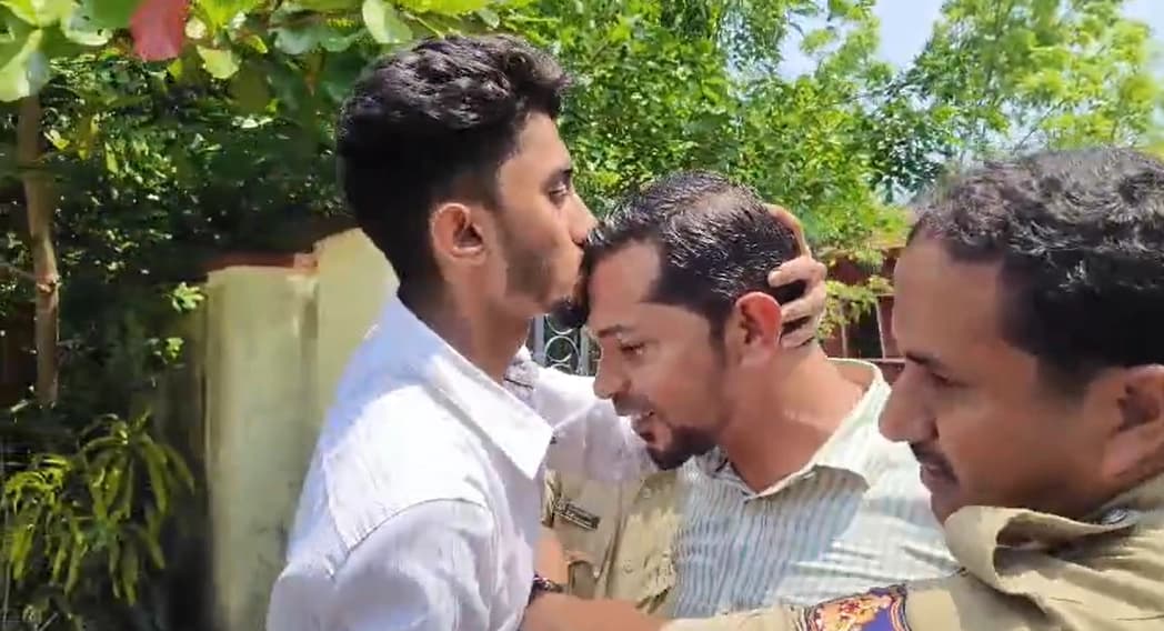 ಬಿಜೆಪಿ ಮುಖಂಡ ಪ್ರವೀಣ್ ನೆಟ್ಟಾರು ಕೊಲೆ ಪ್ರಕರಣದ ಆರೋಪಿಗೆ ಮುತ್ತಿಟ್ಟ ಯುವಕ!