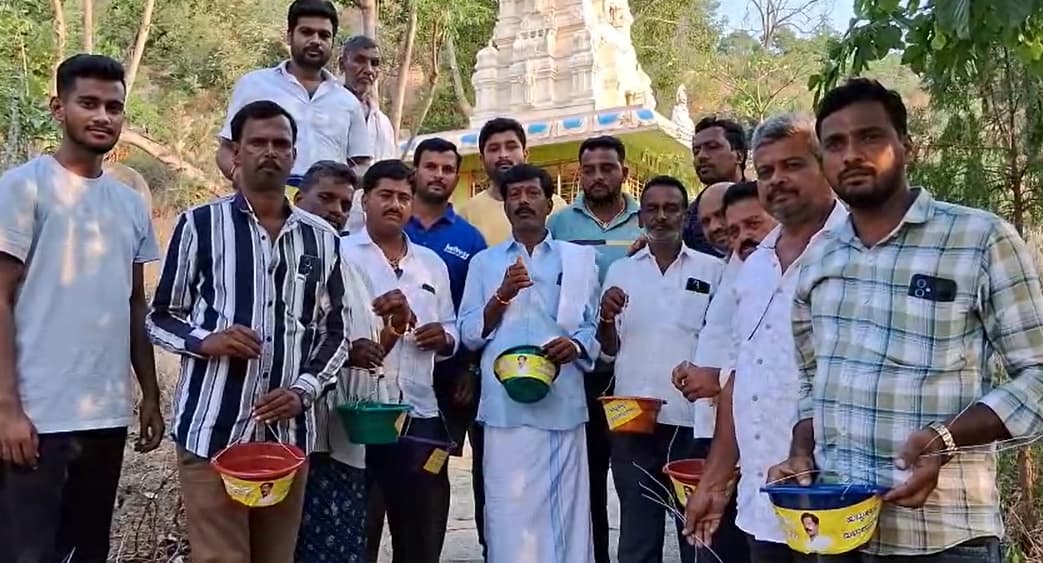 ಪಕ್ಷಿಗಳಿಗೆ ಆಹಾರ ಮತ್ತು ನೀರಿನ ದಾಹ ನೀಗಿಸಿದ ಅಭಿಮಾನಿಗಳು..!