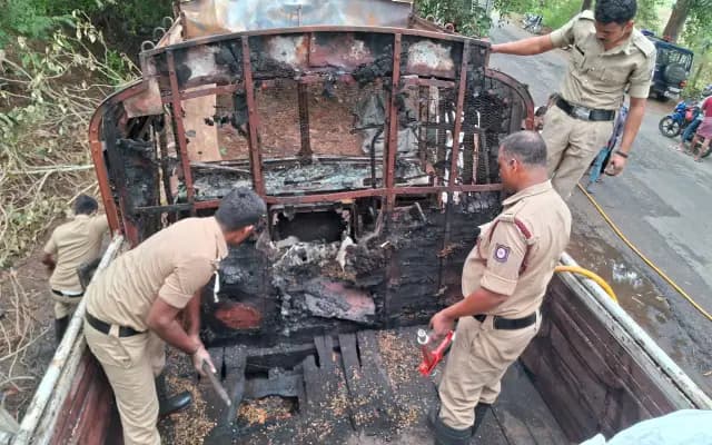 ಕಾಫಿ ತುಂಬಿದ ಲಾರಿಯ ಟೈಯರ್ ಸಿಡಿದು ಬೆಂಕಿ: ಸುಟ್ಟು ಕರಕಲಾದ ಲಾರಿ