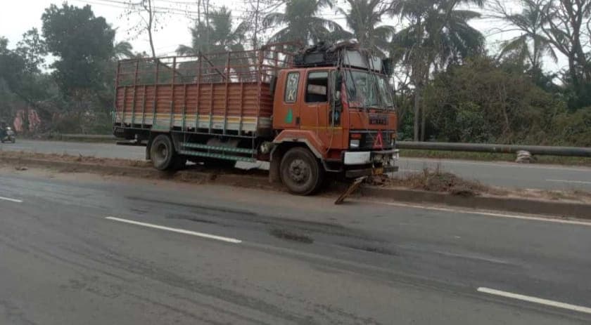 ಬಂಟ್ವಾಳ: ಲಾರಿ ಚಾಲಕ ಮೂರ್ಛೆ, ಲಾರಿ ಡಿವೈಡರ್ ಮೇಲೆ