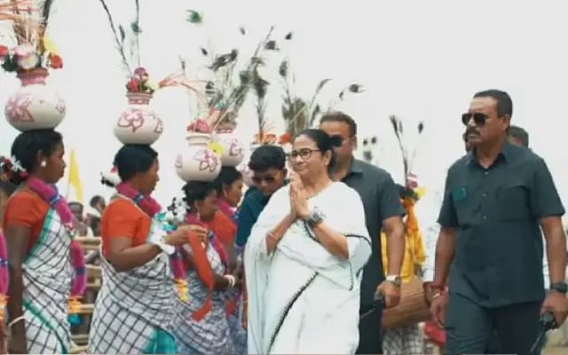 ಸಾರ್ವಜನಿಕ ರ‍್ಯಾಲಿಯಲ್ಲಿ ವೇದಿಕೆಯ ಮೇಲೆ ನೃತ್ಯ ಮಾಡಿದ ಮುಖ್ಯಮಂತ್ರಿ ಮಮತಾ ಬ್ಯಾನರ್ಜಿ