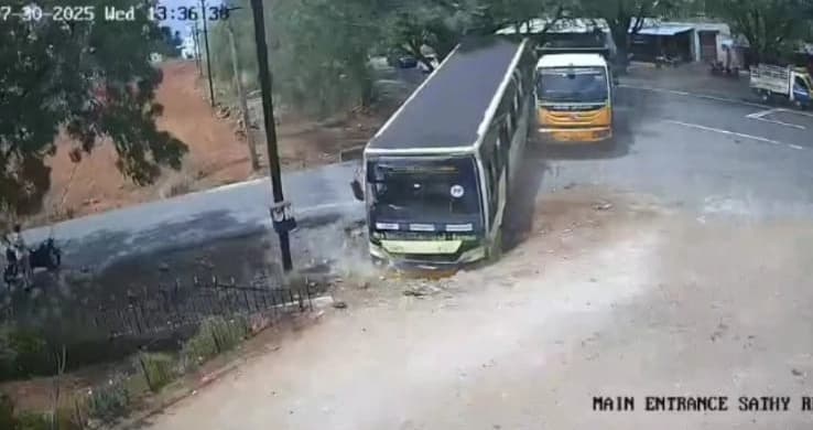 ಚಾಲಕನ ಆತುರದ ಚಾಲನೆ; ರಸ್ತೆ ಬದಿಯ ಹಳ್ಳಕ್ಕೆ ಚಾಚಿ ನಿಂತ ಬಸ್