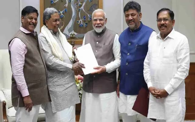 ಪ್ರಧಾನಿ ಮೋದಿ ಭೇಟಿಯಾದ ಸಿದ್ದರಾಮಯ್ಯ : ಹಲವು ಯೋಜನೆಗಳ ಪ್ರಸ್ತಾವನೆ ಸಲ್ಲಿಕೆ