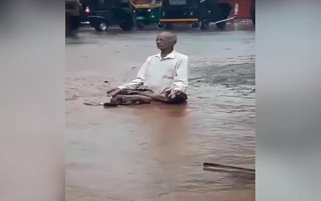ಮಳೆಯಲ್ಲೇ ತಪಸ್ಸಿಗೆ ಕುಳಿತ ವೃದ್ಧ : ವೀಡಿಯೋ ವೈರಲ್‌