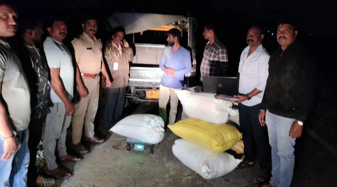 ಪಡಿತರ ಅಕ್ಕಿ ಅಕ್ರಮವಾಗಿ ಸಾಗಿಸುತ್ತಿದ್ದ ಇಬ್ಬರ ಬಂಧನ