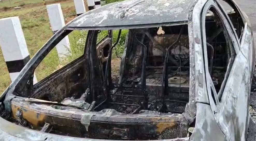 ಮಹದೇಶ್ವರ ಬೆಟ್ಟದ ಹೆದ್ದಾರಿಯಲ್ಲಿ ಶಾರ್ಟ್ ಸರ್ಕ್ಯೂಟ್ ನಿಂದ ಕಾರು ಭಸ್ಮ