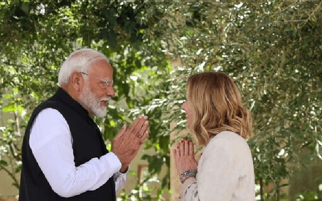ಪ್ರೀತಿಯಿಂದ ನಮಸ್ಕರಿಸಿ ಪಿಎಂ ಮೋದಿಯನ್ನು ಬರಮಾಡಿಕೊಂಡ ಪಿಎಂ ಮೆಲೋನಿ
