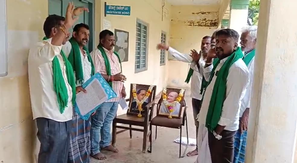 ತಾ.ಪಂ ಕಛೇರಿ ಮುಂದೆ ರೈತರ ದಿಢೀರ್ ಪ್ರತಿಭಟನೆ