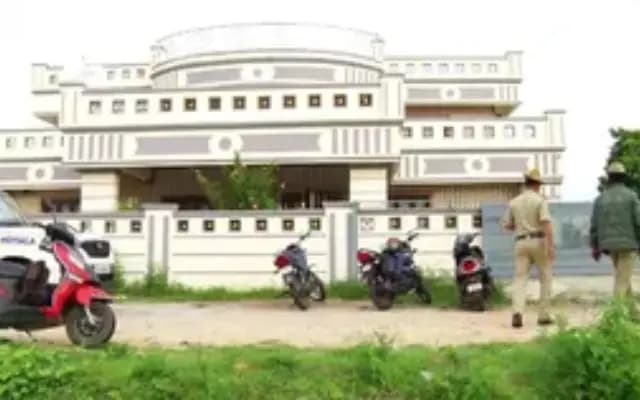 ಚಿಕ್ಕಬಳ್ಳಾಪುರ: ಕಾಂಗ್ರೆಸ್‌ ಶಾಸಕ ಪ್ರದೀಪ್‌ ಮನೆ ಮೇಲೆ ಕಲ್ಲು ತೂರಾಟ