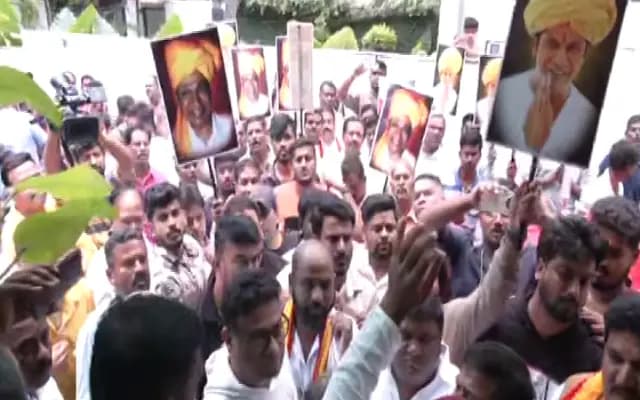 ಕುಮಾರ್ ಬಂಗಾರಪ್ಪ ನಿವಾಸಕ್ಕೆ ಮುತ್ತಿಗೆ ಹಾಕಿದ ಶಿವರಾಜ್ ಕುಮಾರ್ ಅಭಿಮಾನಿಗಳು