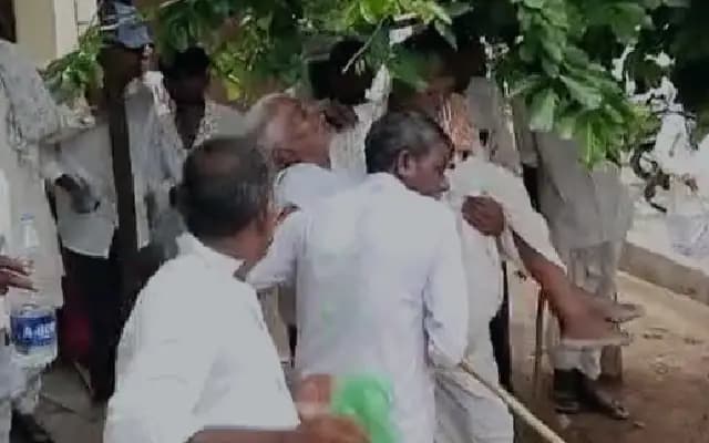 ಬ್ಯಾಂಕ್ ಮುಂಭಾಗದಲ್ಲಿ ಜನಜಂಗುಳಿ : ಉಸಿರುಗಟ್ಟಿ ರೈತ ಮೂರ್ಛೆ