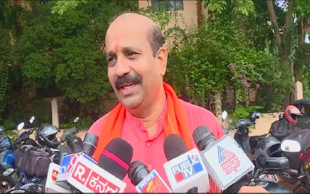 ಬಿಜೆಪಿ ಅಭ್ಯರ್ಥಿ ಎಲ್ಲಾ ಮನೆಗಳಿಗೆ 2000 ಹಂಚಿದ್ದಾರೆ : ಕೆ. ರಘುಪತಿ ಭಟ್ ಆರೋಪ