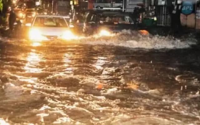 ಬೆಂಗಳೂರಿನಲ್ಲಿ ವರುಣನ ಆರ್ಭಟ : ರಸ್ತೆಗಳು ಜಲಾವೃತ, ವಾಹನ ಸವಾರರ ಪರದಾಟ