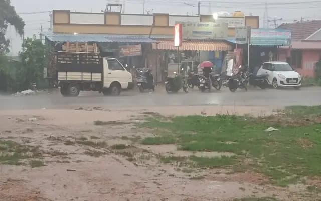 ಎಚ್.ಡಿ.ಕೋಟೆಯಲ್ಲಿ ಮುಂಗಾರು ಆರ್ಭಟ: ಜನಜೀವನ ಅಸ್ತವ್ಯಸ್ತ
