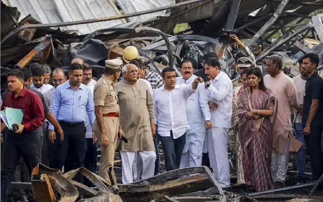 ರಾಜ್‌ಕೋಟ್‌ ಗೇಮ್‌ ಝೋನ್‌ ಬೆಂಕಿ ದುರಂತ: 5 ಅಧಿಕಾರಿಗಳು ಅಮಾನತು