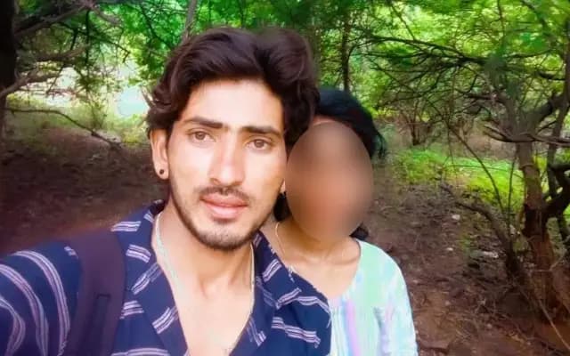 ಮದುವೆಯಾಗುವುದಾಗಿ ನಂಬಿಸಿ ಅತ್ಯಾಚಾರ: ಪೊಲೀಸ್ ಠಾಣೆ ಎದುರು ಧರಣಿ ಕುಳಿತ ಸಂತ್ರಸ್ತೆ