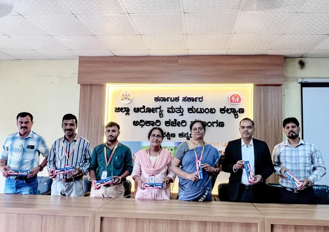 ರೋಹನ್ ಕಾರ್ಪೊರೇಶನ್ ವತಿಯಿಂದ ಆರೋಗ್ಯ ಇಲಾಖೆಗೆ 100 ಟಾರ್ಚ್‌ಗಳ ವಿತರಣೆ