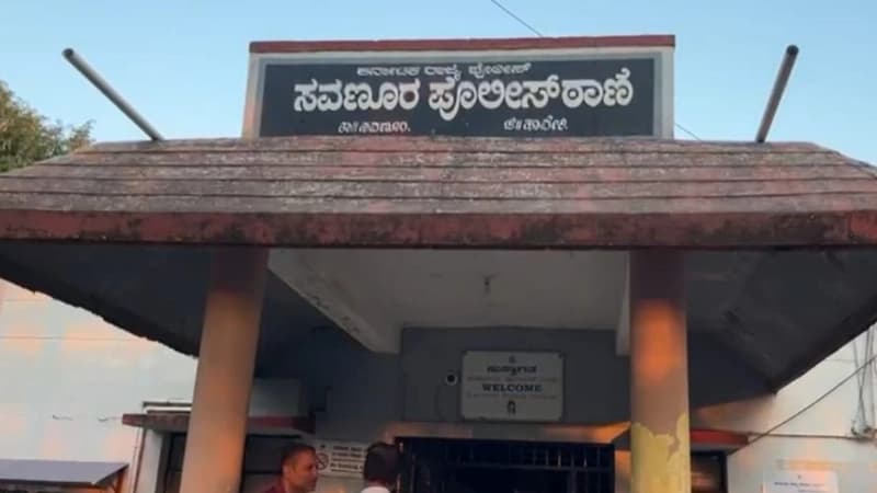 ಶಿಕ್ಷಕನಿಗೆ ಚಪ್ಪಲಿ ಹಾರ ಹಾಕಿ ಮೆರವಣಿಗೆ – ಎಫ್‌ಐಆರ್ ದಾಖಲು!