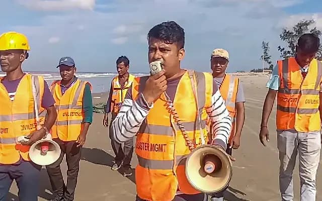 ರೆಮಲ್ ಸೈಕ್ಲೋನ್‌ ಅಬ್ಬರ : ಕೊಲ್ಕತ್ತಾ ಏರ್‌ಪೋರ್ಟ್ ಬಂದ್! ರೆಡ್‌ ಅಲರ್ಟ್ ಘೋಷಣೆ!