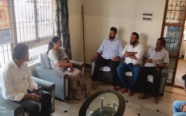ಅನಾಮಧೇಯ ಪತ್ರದಿಂದ ಬೆದರಿಕೆ :  ಶಿಕ್ಷಕಿ ಮನೆಗೆ ಭೇಟಿ ನೀಡಿ ಗಣ್ಯರಿಂದ ದೈರ್ಯದ ಮಾತುಗಳು