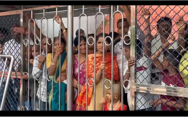 ದೇವಸ್ಥಾನ ಪ್ರವೇಶಕ್ಕೆ ನಿರ್ಬಂಧ: ಇನ್ನೂ ಧರ್ಮಸ್ಥಳಕ್ಕೆ ಆಗಮಿಸದ ಸಿಎಂ, ಡಿಸಿಎಂ ವಿರುದ್ಧ ಭಕ್ತರ  ಆಕ್ರೋಶ