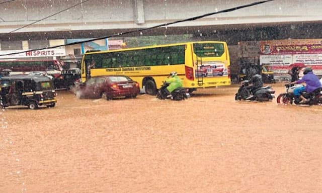 ತೊಕ್ಕೊಟ್ಟು ಜಂಕ್ಷನ್‌ನಲ್ಲಿ ಕೃತಕ ಪ್ರವಾಹ -ಸಂಚಾರಕ್ಕೆ ಅಡ್ಡಿ