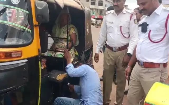 ಸಂಚಾರಿ ನಿಯಮ ಉಲ್ಲಂಘನೆ: ಆಟೋ ಸೀಟ್ ಬಿಚ್ಚಿದ ಪೊಲೀಸರು‌