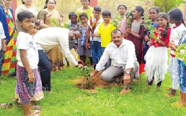 ಗಿಡ ಮರಗಳು ಮಾನವನ ಜೀವನಾಡಿ : ಮುಖ್ಯಶಿಕ್ಷಕ ಮಹೇಶಪ್ಪ