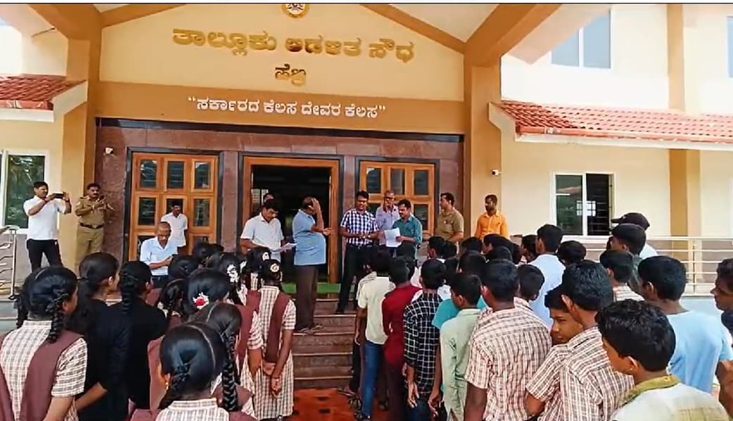 ಸರಕಾರಿ ಬಸ್ ಸೇವೆ ಕಲ್ಪಿಸುವಂತೆ ಒತ್ತಾಯಿಸಿ ವಿದ್ಯಾರ್ಥಿಗಳ ಪ್ರತಿಭಟನೆ